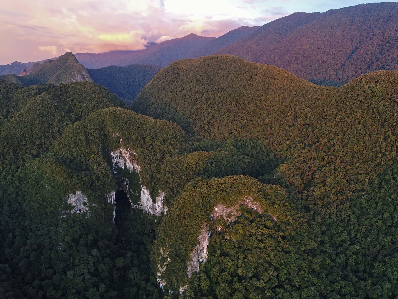Vườn Quốc gia Gunung Mulu tại bang Sarawak, Malaysia trên quần đảo Borneo là di sản thế giới được UNESCO công nhận. Bên dưới thảm xanh rừng mưa rậm rạp, các núi đá vôi chứa trong mình nhiều hệ thống hang động rộng nhất hành tinh.