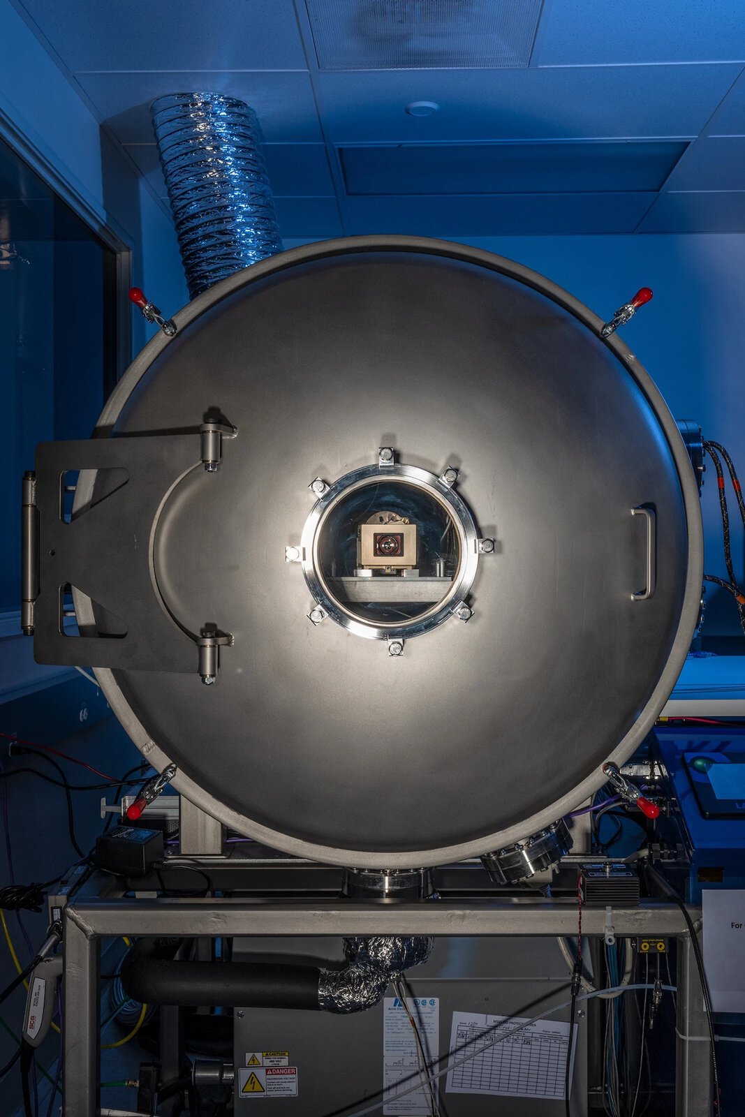 Một chiếc camera Mastcam-Z được thử nghiệm trong buồng mô phỏng biến động nhiệt độ bề mặt theo chiều rộng của hành tinh. ẢNH CHỤP BỞI CRAIG CUTLER