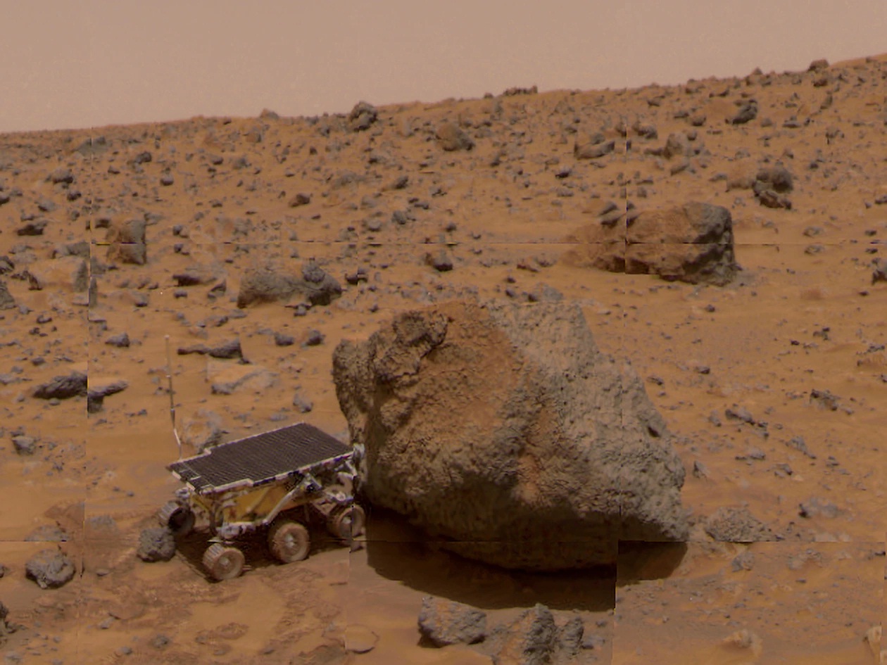 Lăn bánh trên Deep, việc đưa một phi thuyền đến sao Hoả không hề dễ dàng, và nhiều sứ mệnh trước đây đã thất bại. Nhưng năm 1997, sứ mệnh Pathfinder (Người dò đường) của NASA đã hạ cánh thành công và thả ra Sojourner, tàu thăm dò có bánh xe đầu tiên chạy trên sao Hoả. Robot tiên phong này có một vai phụ trong bộ phim “Người về từ sao Hoả” năm 2015. ẢNH CHỤP BỞI NASA/JPL