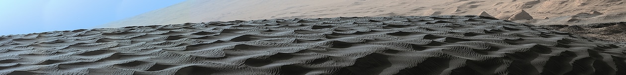CẢNH QUAN LƯỢN SÓNG, 2015 Những cồn cát lượn sóng trong bức ảnh toàn cảnh được thực hiện bằng tàu thăm dò Curiosity của NASA. Những cồn cát này có vẻ tối vì đổ bóng buổi sáng và màu sắc của khoáng chất trên sa mạc. ẢNH KHẢM TỪ 14 BỨC ẢNH CỦA NASA/JPL/HỆ THỐNG KHOA HỌC KHÔNG GIAN MALIN
