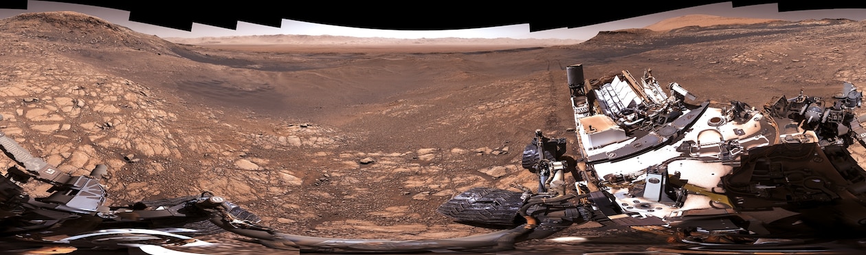 RÕ NÉT HƠN, 2019 Nhóm của Curiosity đã thực hiện bức ảnh toàn cảnh độ phân giải cao này từ sườn núi Sharp, một núi nhỏ bên trong miệng núi lửa Gale, bằng cách kết hợp hơn 1000 bức ảnh được chụp trong 4 ngày. ẢNH KHẢM TỪ 1139 BỨC ẢNH CỦA NASA/JPL/HỆ THỐNG KHOA HỌC KHÔNG GIAN MALIN