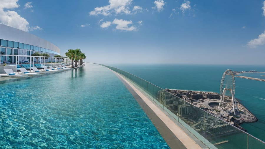 Hồ bơi vô cực cao nhất thế giới: Dubai vừa có một Kỷ lục Guinness Thế giới nữa. Ốc đảo trên tầng thượng này là hồ bơi vô cực cao nhất thế giới bên trong một toà nhà.  Ảnh: Address Hotel + Resorts