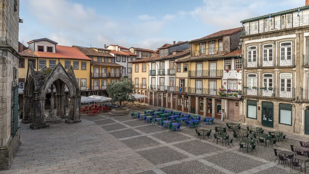 Guimarães ngày nay đang ngủ quên, nhưng đó từng là thủ đô đầu tiên của Bồ Đào Nha. Ảnh: Adobe Stock.