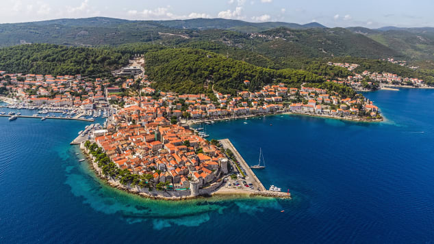 Korčula nằm trên bán đảo chênh vênh ngoài khơi hòn đảo cùng tên. Ảnh: Adobe Stock.