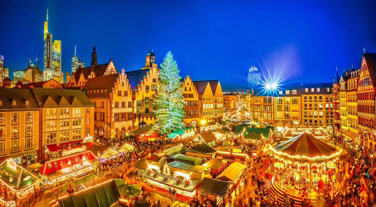 Cây thông Giáng sinh được trang trí bằng đèn ở Römerplatz, Frankfurt, Đức. Ảnh: sborisov/Stock.com.