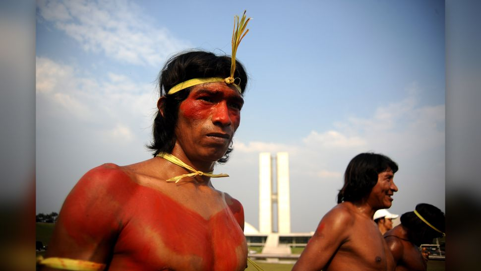 Một người đàn ông Xavánte ở Brazil, ngay sau cuộc đua thuyền độc mộc cổ truyền vốn là một phần của Hội nghị các Dân tộc Bản địa vào tháng 9/2012. Người Xavánte được đưa vào một nghiên cứu mới về mối liên hệ di truyền giữa người Nam Mỹ và người châu Đại Dương. Ảnh: Pedro Ladeira/AFP/GettyImages.