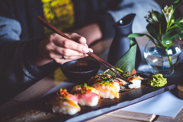 Đũa là vật dụng tuyệt vời để gắp sushi, ramen và các món đặc sản khác của Nhật Bản. Ảnh: Stockmelnyk / Shutterstock.
