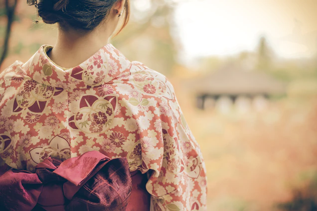 Những bộ kimono cổ truyền, thường được nhìn thấy tại các gian hàng đồ cũ trên khắp Tokyo, có thể được cải biên thành những túi đồ, váy áo và bao gối. Ảnh: 963 Creation / Shutterstock.