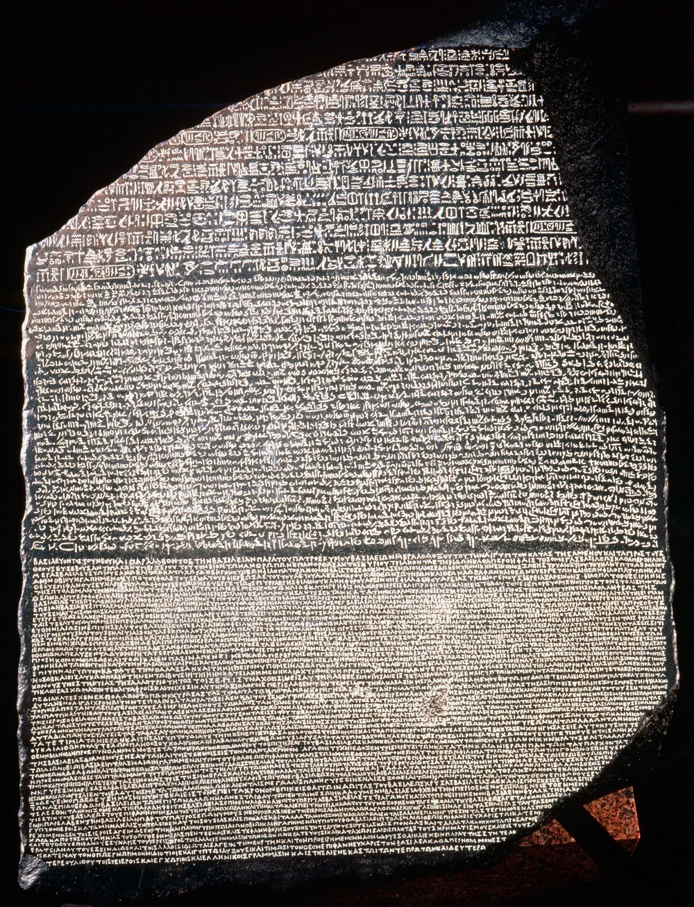 Dù nó chỉ là một mảnh vỡ của bia đá lớn hơn, nhưng những ký tự và biểu tượng được chạm khắc trên bề mặt Phiến đá Rosetta đã giúp các học giả giải mã hệ thống chữ viết của Ai Cập cổ đại, và cuối cùng là vén màn nhiều bí mật của nền văn minh này. Ảnh: Kho lưu trữ Đại học Lịch sử/UIG/ Bridgeman Images.