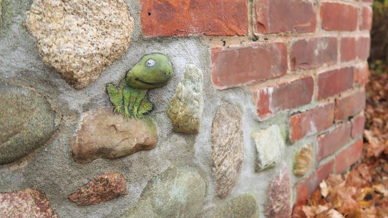 david-zinn-rock-frog-horiz-IIHIH.jpg