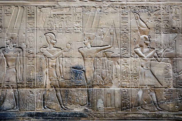 Pharaoh Alexander Bậc khai quốc công thần của Alexandria, đại diện là một pharaoh Ai Cập, dâng lễ cho thần Amun-Re, trong một bức phù điêu từ đền thờ Luxor. Ảnh: Gian Carlo Patarino/Age Fotostock.