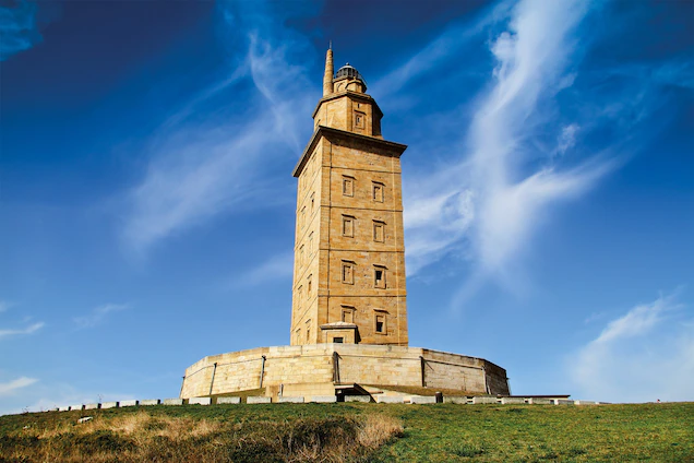 Tháp Hercules ở A Coruña, Tây Ban Nha được trùng tu vào thế kỷ 17. Nó được coi là ngọn hải đăng còn hoạt động lâu đời nhất trên thế giới. Ảnh: Shutterstock.