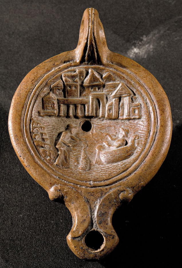 Một chiếc đèn dầu đất nung sản xuất giữa thế kỷ 1 và thế kỷ 3 TCN có hình cảng Alexandria. Ảnh: Erich Lessing/Album.