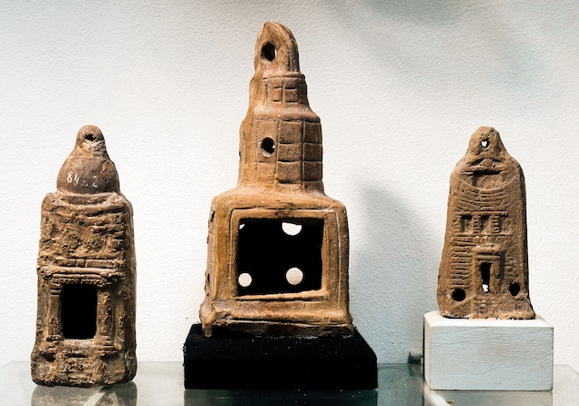 Một chiếc đèn bằng đất nung có hình dạng giống hải đăng Alexandria được sản xuất vào thế kỷ 3 TCN đang trưng bày trong bảo tàng Hy-La Alexandria. Ảnh: DEA/SCALA, FLORENCE.