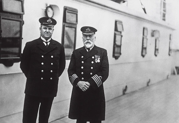 Thuyền trưởng Edward J. Smith (phải) cùng người phụ trách tài vụ trên tàu Titanic Hugh Walter McElroy. Người chụp ảnh là một hành khách đã lên tàu ở Queenstown, Ireland, ba ngày trước khi tàu đắm. Ảnh: Krista Few/Ralph White/Corbis/Getty Images.
