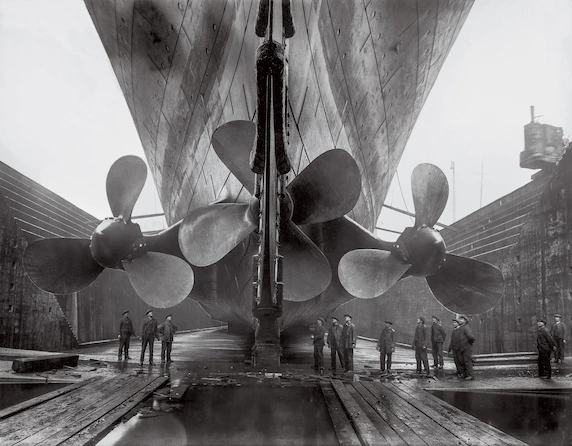 Ở xưởng đóng tàu Belfast, những công nhân đang chiêm ngưỡng ba chân vịt rộng 23 ft của tàu Titanic. Ảnh: John Parrot/Stocktrek Images/Getty Images.