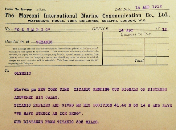 Phải: Một thông điệp điện báo gửi từ tàu Titanic đến tàu Olympic, báo cáo rằng con tàu viễn dương này đã đâm phải một tảng băng. Một số con tàu trong khu vực cũng báo cáo đã nhận được thông điệp tương tự. Ảnh: Matt Campbell/Afp/Getty Images.