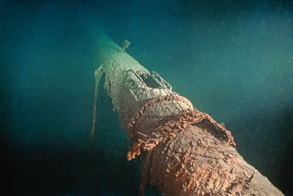 Trái: Đống đổ nát của cột buồm mũi tàu Titanic, từ vị trí này, hơn 108 năm trước, người gác đêm Frederick Fleet đã trông thấy tảng băng đã khiến con tàu hùng vĩ này sụp đổ. Ảnh: Emory Kristoff.