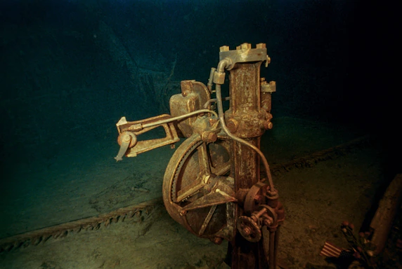 Phải: Viễn động cơ đồng này được sử dụng để vận hành thiết bị lái trên buồng chỉ huy Titanic, bệ máy kín trên tàu nơi thuyền trưởng và thuỷ thủ đoàn chỉ đạo các hoạt động. Ảnh: Emory Kristoff.