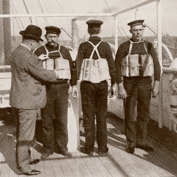Ở Southampton, Anh, một điều tra viên của Hội đồng Thương mại đang kiểm tra áo phao trên tàu Titanic. Ảnh: Universal Images Group/Getty Images.