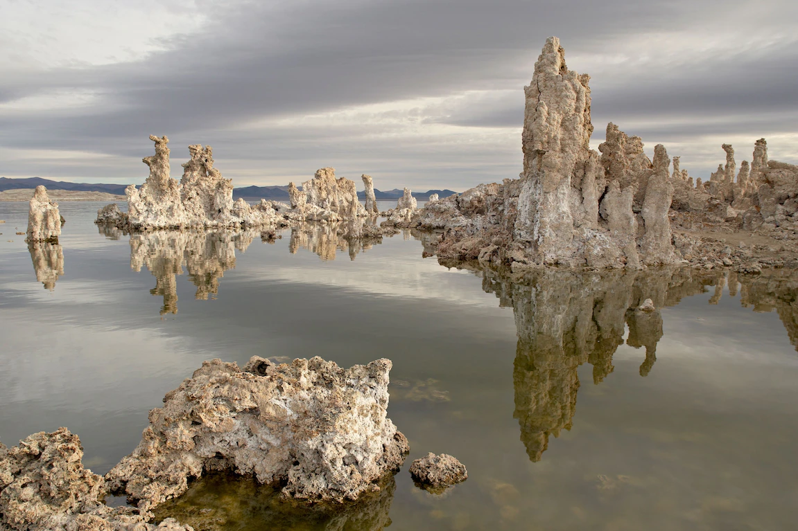 Các nhà khoa học cho rằng những hồ giàu cacbonat và photpho, như hồ Mono ở California, đã từng rất phổ biến trên Trái Đất thuở sơ khai, có lẽ chúng đã cung cấp môi trường cho sự sống hình thành. Ảnh: Robert Harding Picture Library, Nat Geo Image Collection.