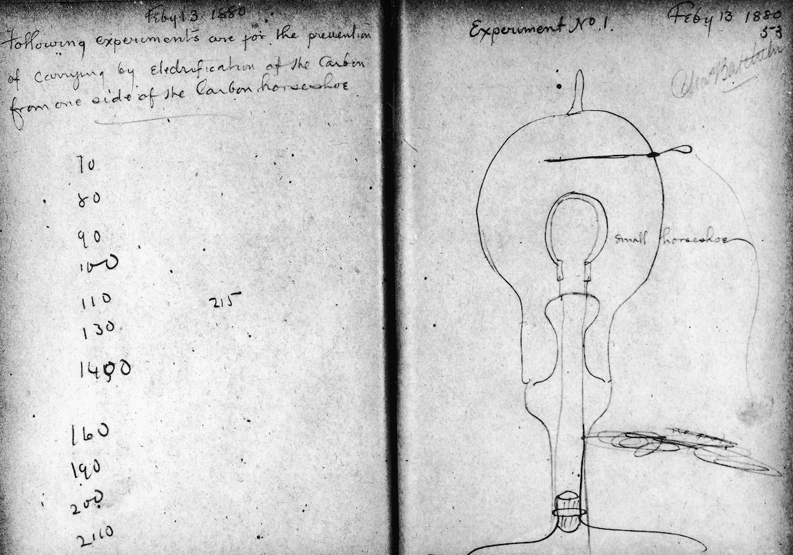 Bản phác thảo ban đầu của bóng đèn do Thomas Edison chế tạo ngày 13/2/1880. Năm ngoái, ông đã trưng bày bóng đèn sáng lâu của mình trước đám đông hàng trăm người tại phòng thí nghiệm Menlo Park. Ảnh: Fotosearch/Getty Images.