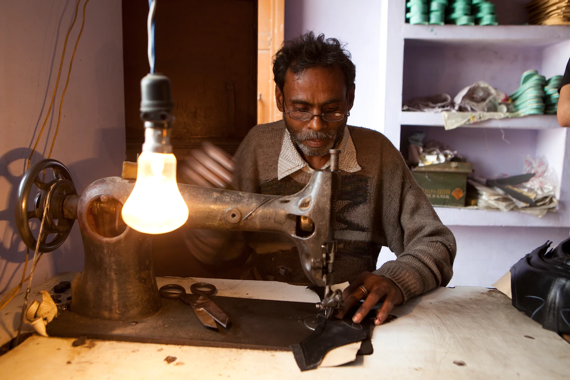 Bóng đèn sợi tóc của Edison và những đóng góp của Latimer cho bóng đèn đã giúp ánh sáng có giá thành rẻ hơn và dễ tiếp cận hơn trên thế giới, như trong công xưởng sản xuất giày này ở Arga, Ấn Độ. Ảnh: Amy Toensing, Nat Geo Image Collection.
