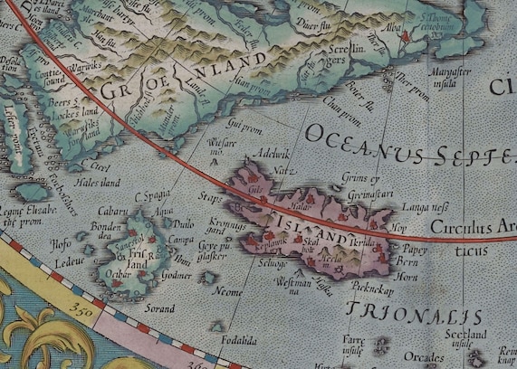 Hòn đảo giả tưởng Frisland xuất hiện ở góc dưới bên trái của tấm bản đồ Bắc Cực năm 1596 của Gerardus Mercator.