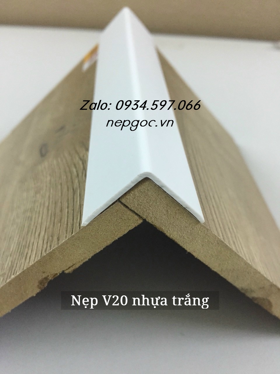 Nep-V-nhua-PVC-trang-tri-goc-ngoai (16).jpg