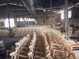 Xưởng sản xuất bàn ghế gỗ.jpg