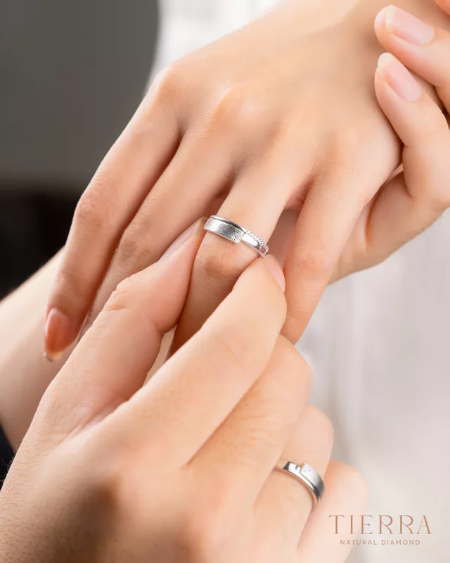 GIẢI ĐÁP] Nữ nên đeo nhẫn cưới tay nào: Tay trái hay tay phải?