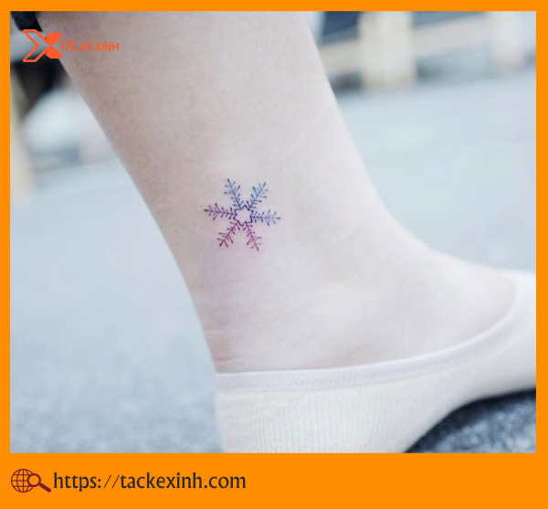 Hình xăm mini cho nữ hình bông tuyết ở cổ chân