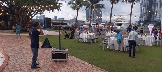 đèn follow tiệc cưới (1).jpg