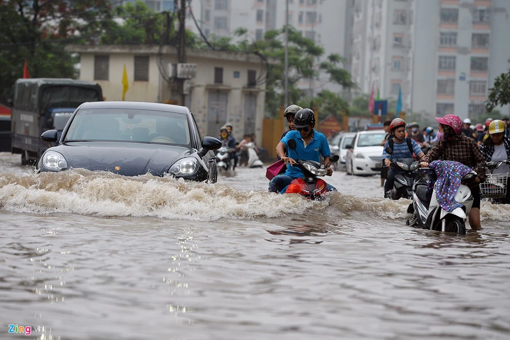 Hình ảnh mưa lũ tại Hà Nội