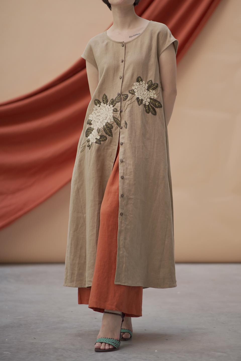Clothes women district 2 - Michi linen nâu thêu hoa sữa.jpg Clothes women district 2 - Michi linen nâu thêu hoa sữa.jpg