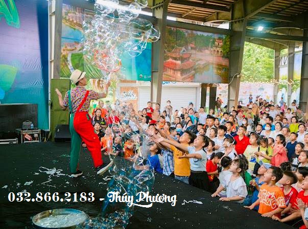 Hình ảnh chú hề hoạt náo tại bữa tiệc.jpg Hình ảnh chú hề hoạt náo tại bữa tiệc.jpg