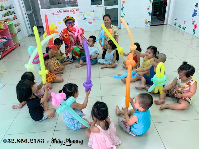 Chú hề vặn bóng.jpg Chú hề vặn bóng.jpg