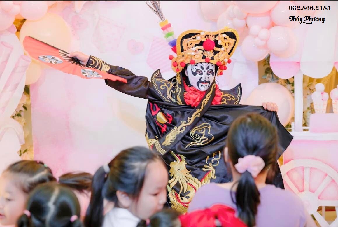 Biểu diễn ảo thuật biến diện phong cách hoạt náo, vui nhộn, sôi động và gần gũi..jpg Biểu diễn ảo thuật biến diện phong cách hoạt náo, vui nhộn, sôi động và gần gũi..jpg