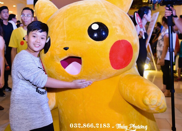 Mascot Pikachu nhún nhảy tưng bừng tại khu vui chơi.jpg Mascot Pikachu nhún nhảy tưng bừng tại khu vui chơi.jpg