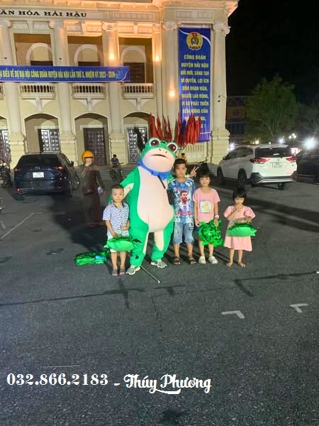 Mascot Ếch xanh nhảy nhót cực vui tại tiệc sinh nhật thiếu nhi.jpg Mascot Ếch xanh nhảy nhót cực vui tại tiệc sinh nhật thiếu nhi.jpg