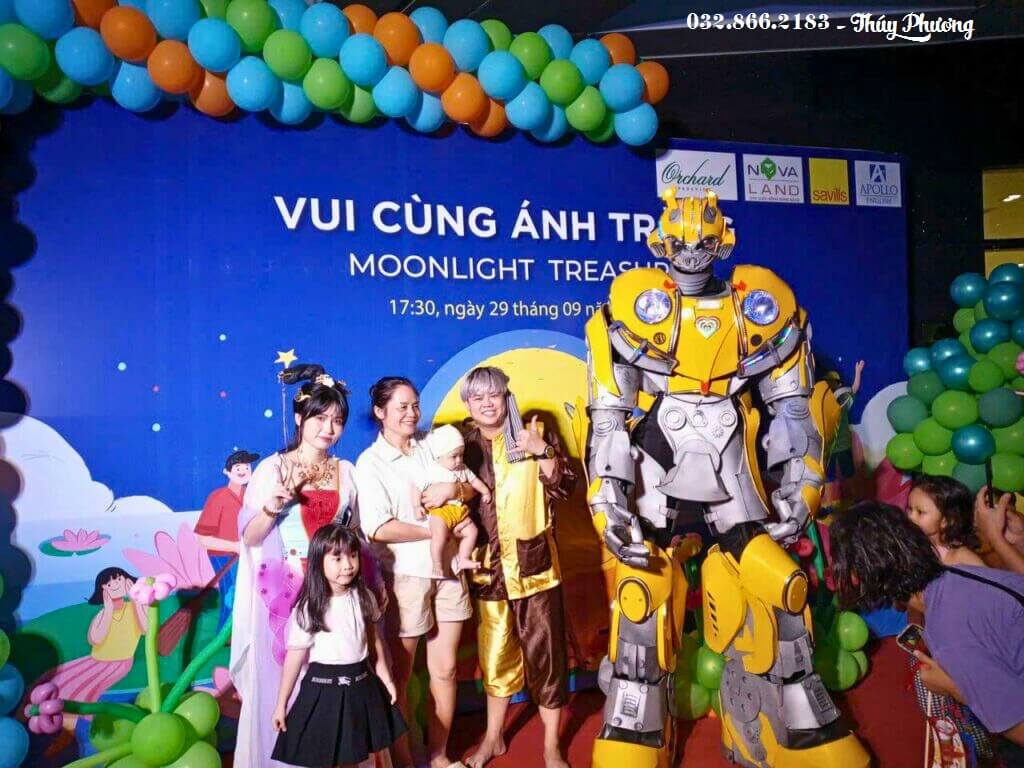 Robot hoạt náo Tết Trung Thu.jpg Robot hoạt náo Tết Trung Thu.jpg
