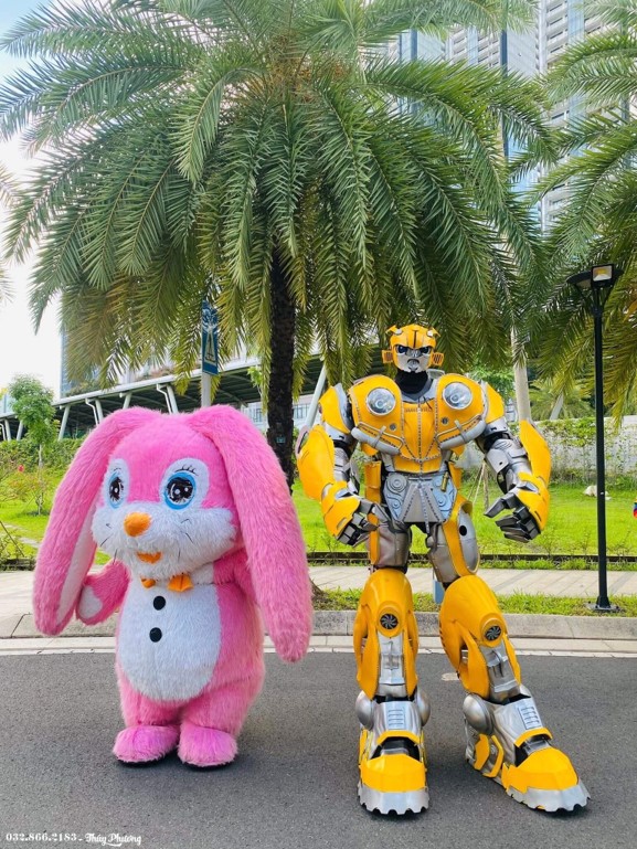 Robot kết hợp Mascot tại sự kiện.jpg Robot kết hợp Mascot tại sự kiện.jpg