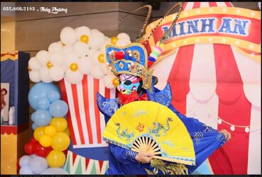 Sân khấu biểu diễn biến diện rực rỡ ánh sáng, tạo không khí huyền ảo cho bữa tiệc..jpg