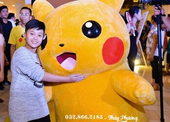 Mascot Pikachu nhún nhảy tưng bừng tại khu vui chơi.jpg