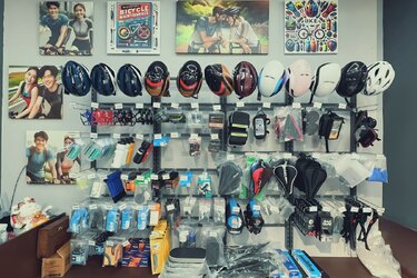Đa dạng phụ kiện tại Xe Đạp Giá Kho.jpg