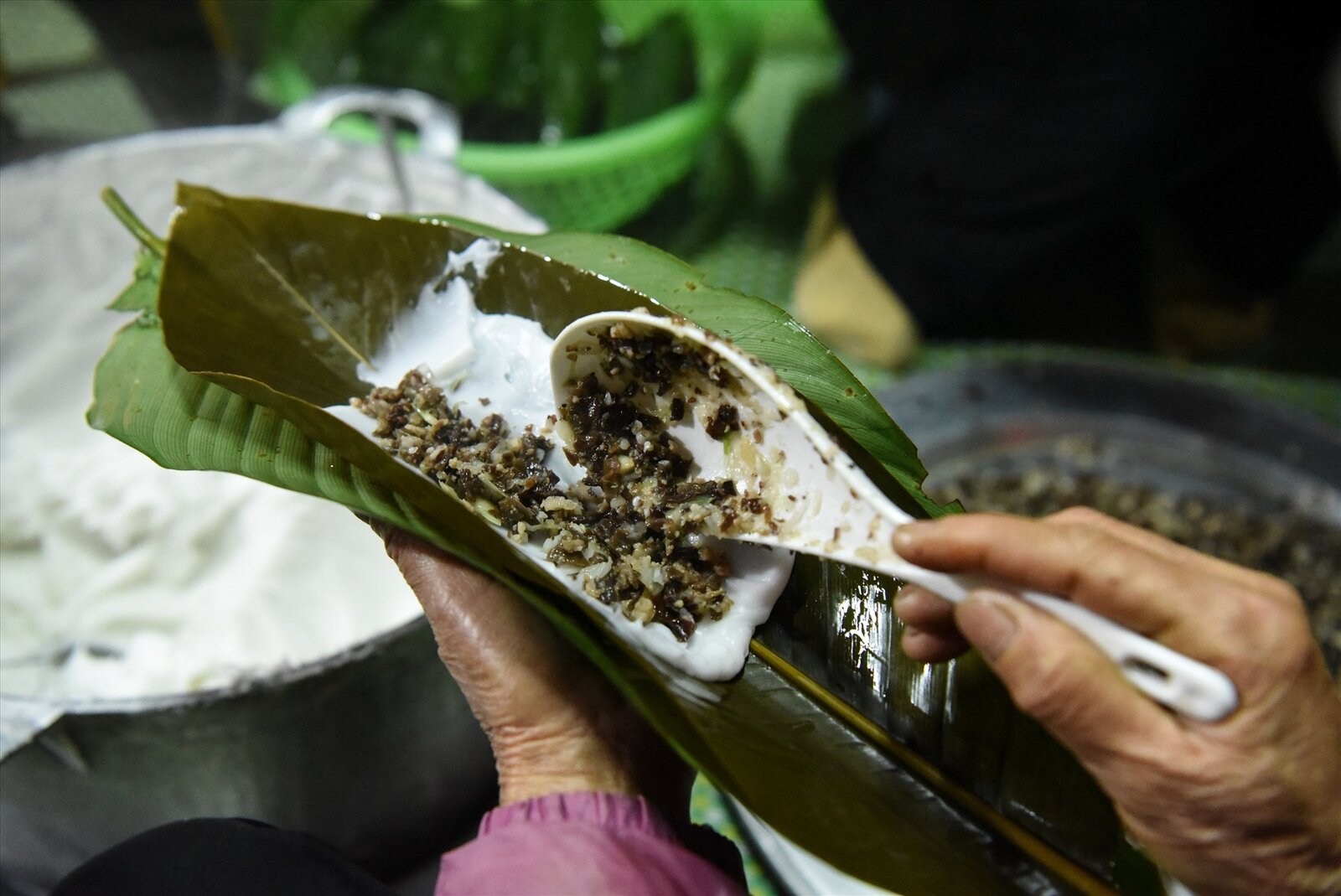 Làm bánh tẻ 1.jpg Làm bánh tẻ 1.jpg
