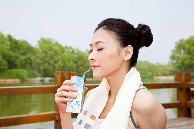 co-nen-giam-can-voi-sua-tuoi-khong-duong-2_760x506.jpg