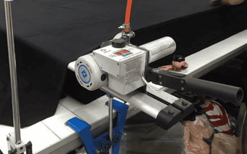 huong-dan-chi-tiet-cach-su-dung-may-cat-vai-dau-ban-1 (1).png