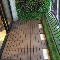 Sàn ban công lát gỗ nhựa WPC màu nâu nhạt kết hợp thảm cỏ nhân tạo