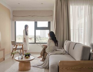 Phòng khách 45m2 phong cách Japandi với sofa thấp, bàn trà tròn và thảm cói dệt tay.